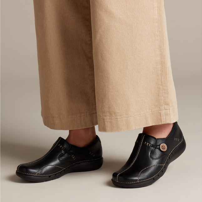 Clarks Women’s Un Loop Black Leather Slip-On Shoes – Soft Leather, Cushioned Comfort & Versatile Everyday Wea
