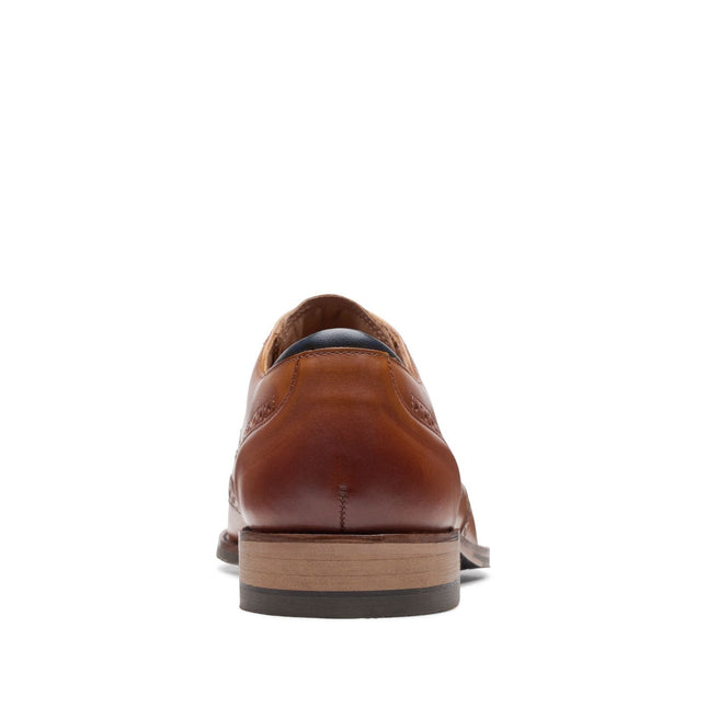 Clarks Men’s Craft Arlo Limit Tan Leather Oxford Shoes – Premium Full-Grain Leather, Cushioned Footbed, and Classic Brogue Detailing