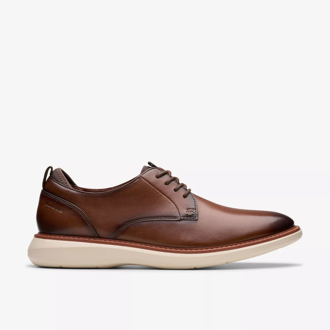 Clarks Men’s Brantin Plain Dark Tan Leather Casual Shoes – Slip-On Everyday Leather Shoes with Comfortable Footbed & Versatile Style