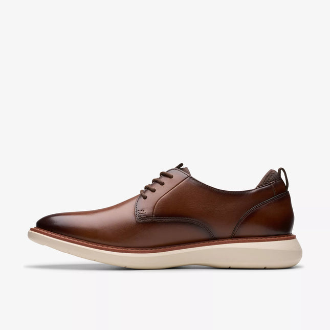Clarks Men’s Brantin Plain Dark Tan Leather Casual Shoes – Slip-On Everyday Leather Shoes with Comfortable Footbed & Versatile Style