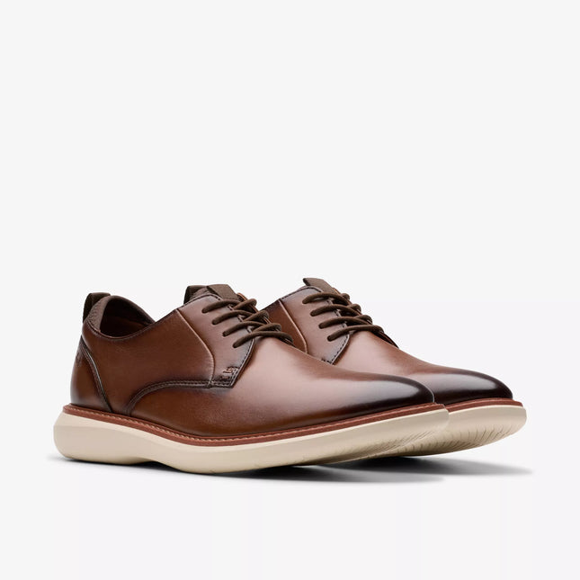 Clarks Men’s Brantin Plain Dark Tan Leather Casual Shoes – Slip-On Everyday Leather Shoes with Comfortable Footbed & Versatile Style